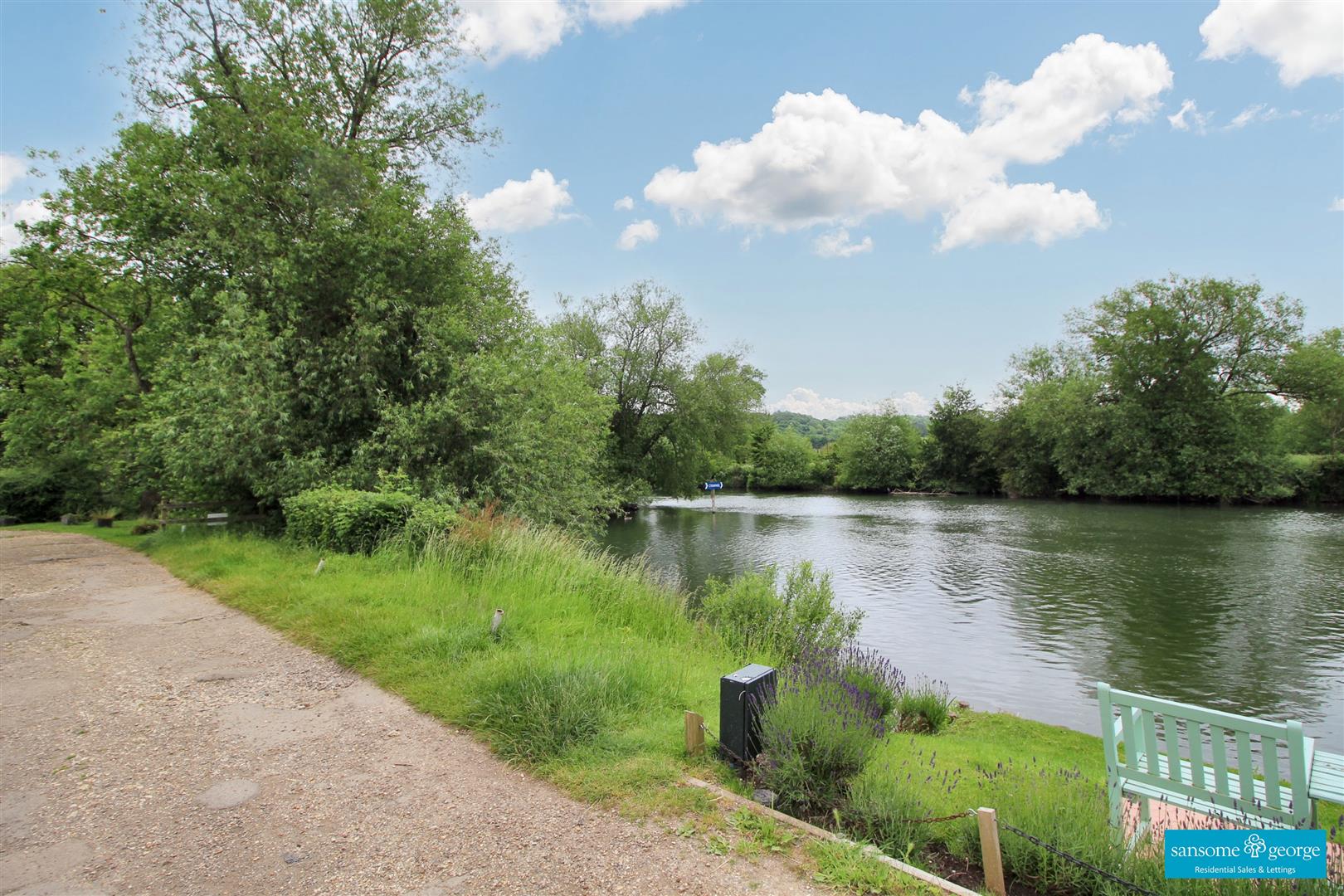 2 bed property in River Gardens, Reading